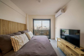 Modern Studio Oasis, King Bed & Balcony by deppto